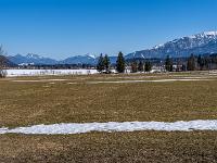 Aussicht vom westlichen Seerundweg zu mehreren Bergspitzen
